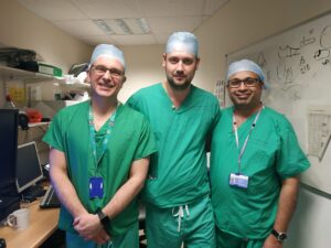 dr Adrian Choiński z Mr Paul Haslam (po lewej), Mr Fazal Ali (po prawej)